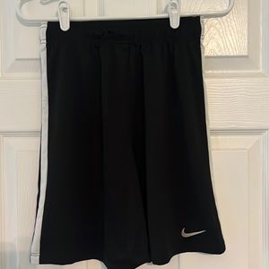 YOUTH Nike black short, size XL